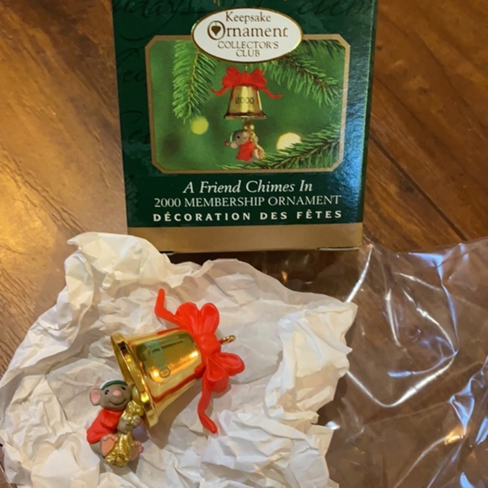 2000 Hallmark Keepsake Christmas tree Ornament A Friend Chimes In